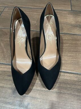 Jessica Simpson Black Pointed V-Cut Pumps